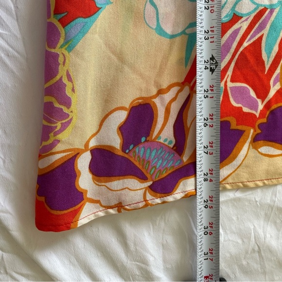 Crepas Women’s Size 1X Flutter sleeve multi color tunic with details at the neck - Picture 7 of 7